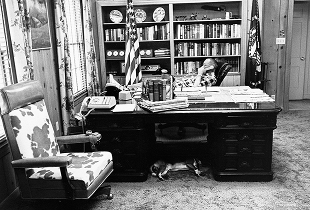 Джонсон за работой в своем кабинете, 1963 год