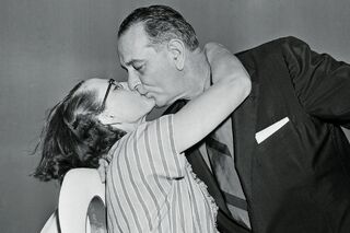 Линдон Джонсон целует секретаршу Глинн Стегалл