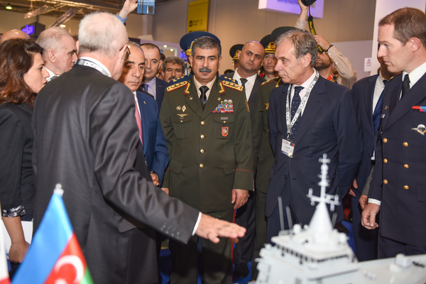 Министр обороны Азербайджана Закир Гасанов (в центре)