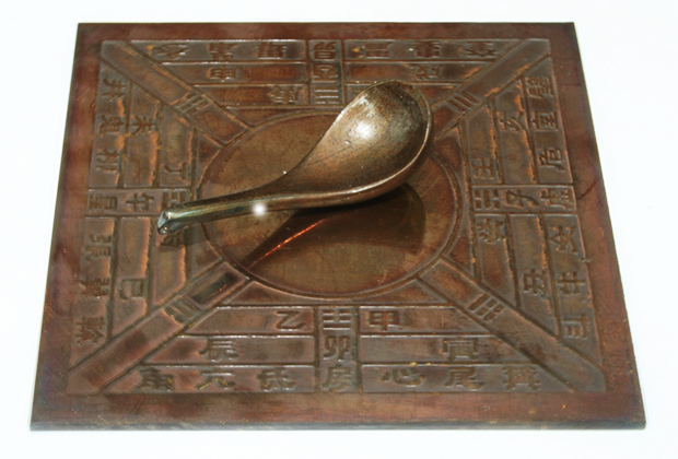 Модель китайского компаса периода династии Хань