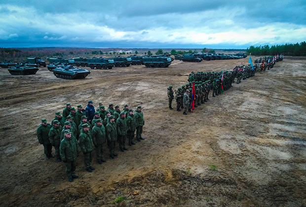 Военнослужащие на параде в рамках совместных учений Коллективных сил оперативного реагирования Организации договора о коллективной безопасности, 2019 год