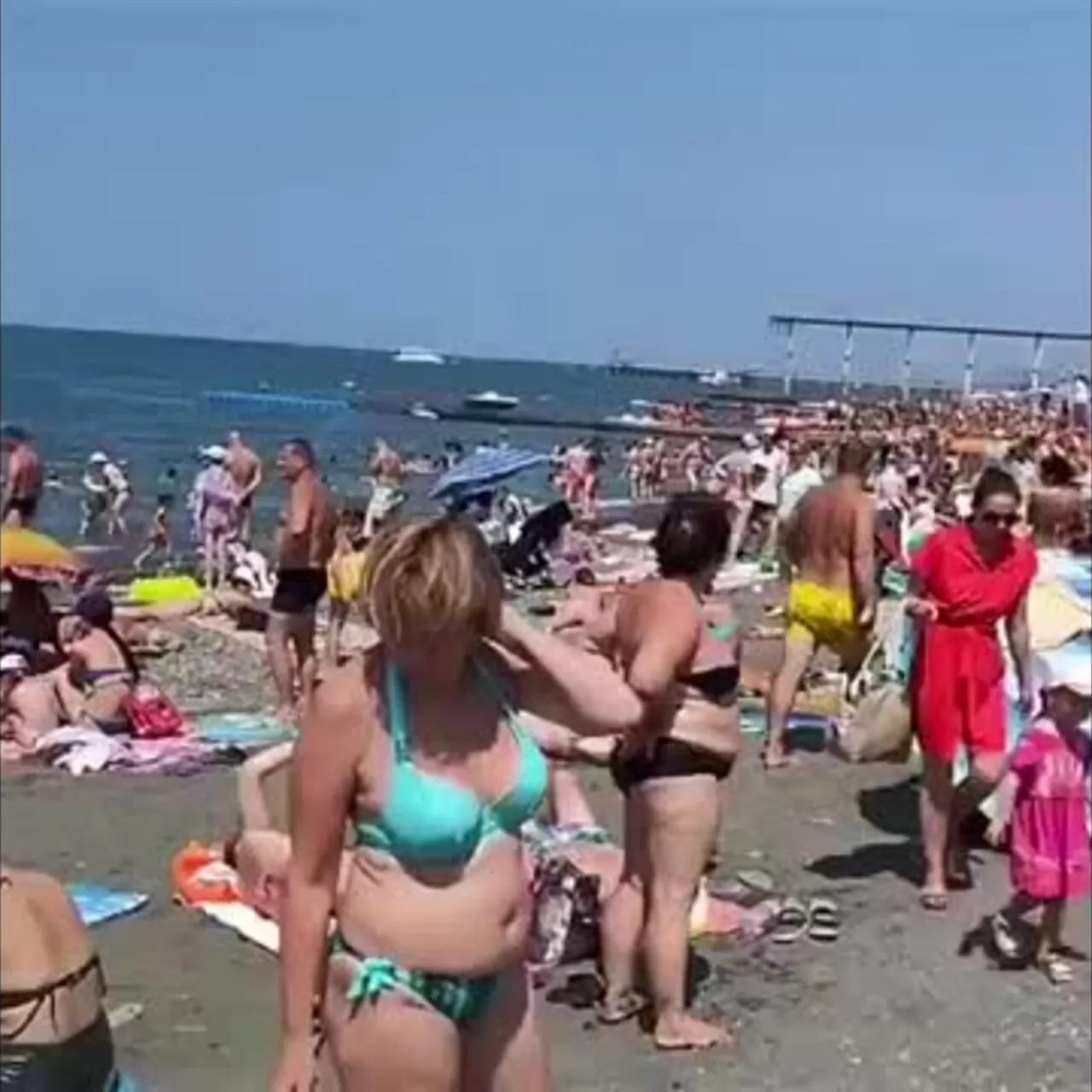 Толпа девушек на пляже