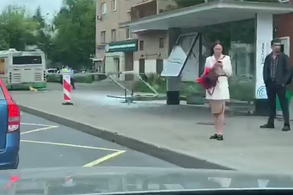 Авария с протаранившим остановку в Москве автобусом попала на видео