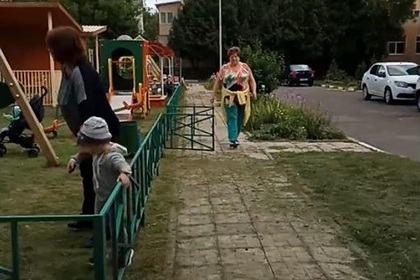 Воспитательница российского детдома ударила ребенка за сорванный цветок