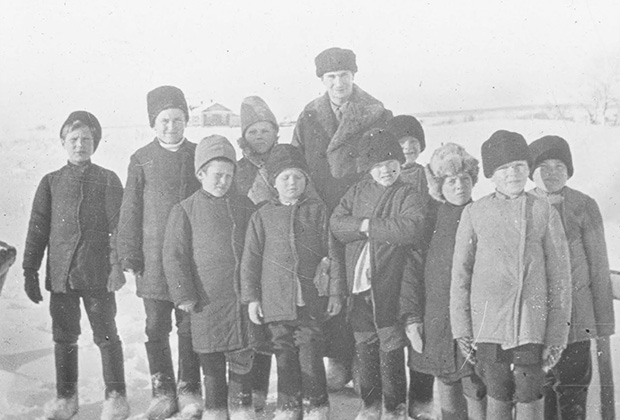 Британский квакер Грегори Уэлч с детьми-беженцами в Могутове
