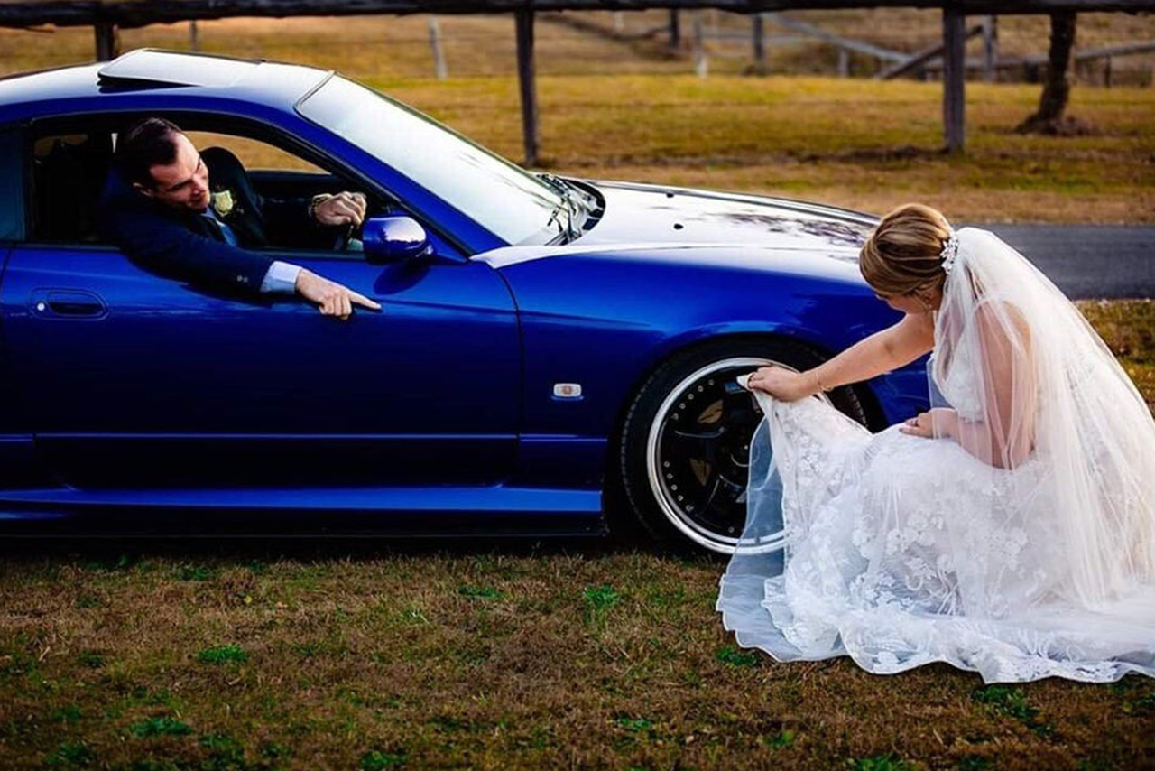 невеста в машине. спойлер багажника митсубиси лансер 10. невеста спойлер. спойлер на спойлере. свадебный автомобиль.
