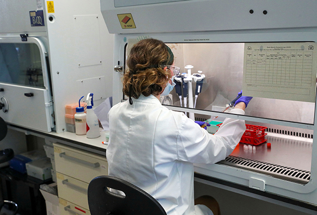 Ученая в лаборатории, разрабатывающей вакцину против коронавируса