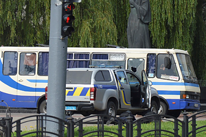 Террорист захватил автобус с заложниками на Украине Украинец недоволен системой. Он выдвинул требования к Зеленскому