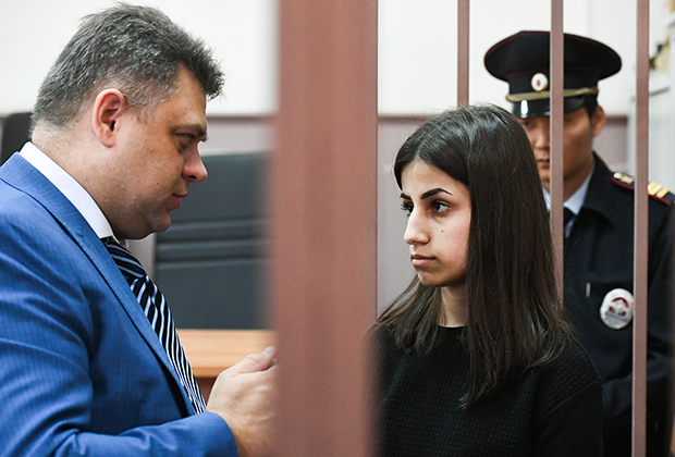 Ангелина Хачатурян и ее адвокат Алексей Паршин