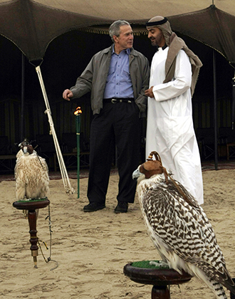 Президент США Джордж Буш-младший и Мухаммад ибн Заид Аль Нахайян во время посещения королевских конюшен в конноспортивном клубе Al Asayl в Дохе, Катар. Январь, 2008 год