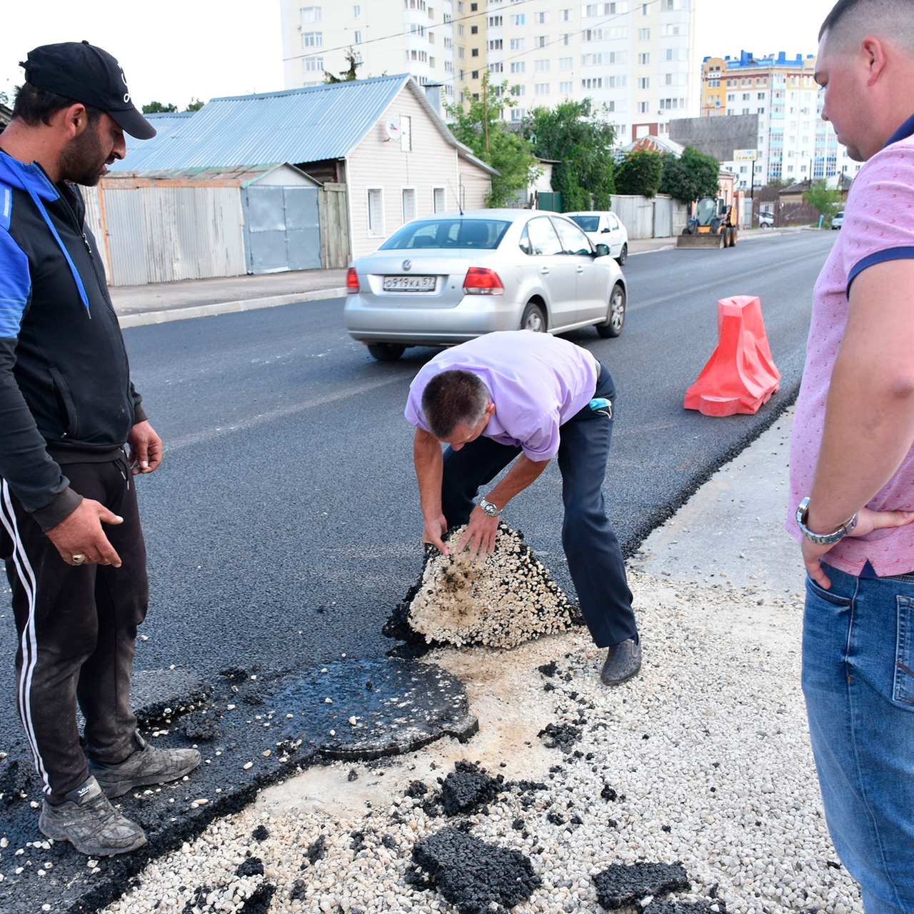 Отломить кусочек. Кусок асфальта. В Орле депутат оторвал кусок асфальта. Кладут асфальт.