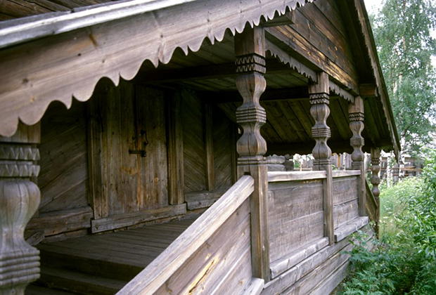 Деревянный Успенский собор, западная паперть, главный вход. г. Кемь, 2000 год.