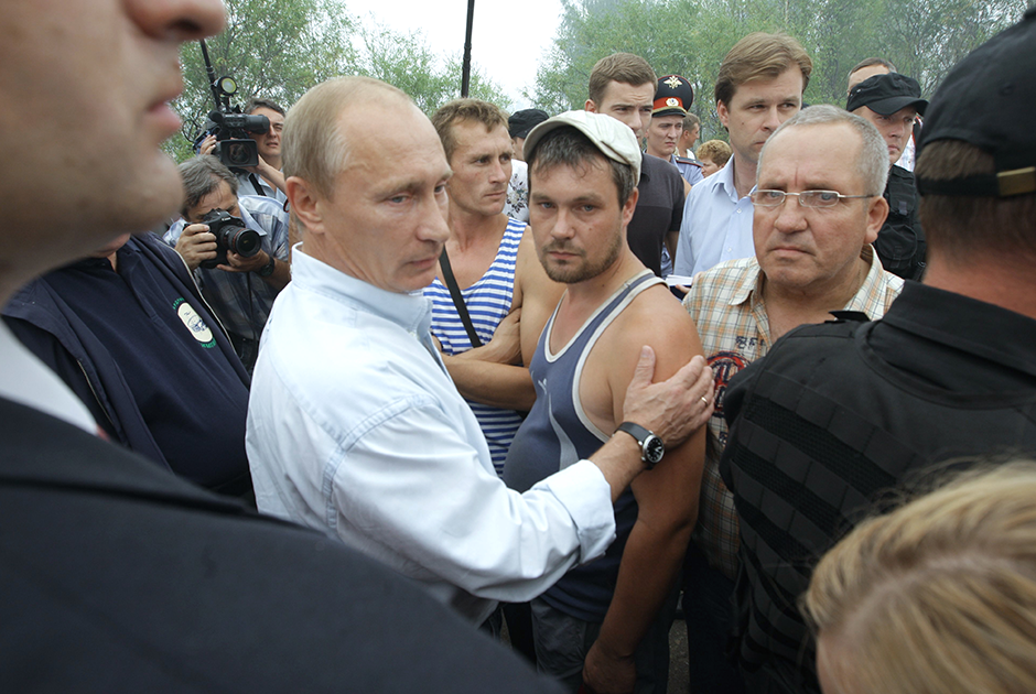 Председатель правительства РФ Владимир Путин во время встречи с жителями Верхней Вереи. 30 июля 2010 года