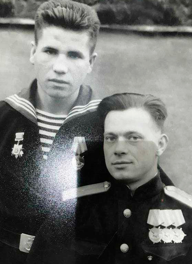 Старший лейтенант Валентин Скопинцев (справа) со стрелком своего летного экипажа
