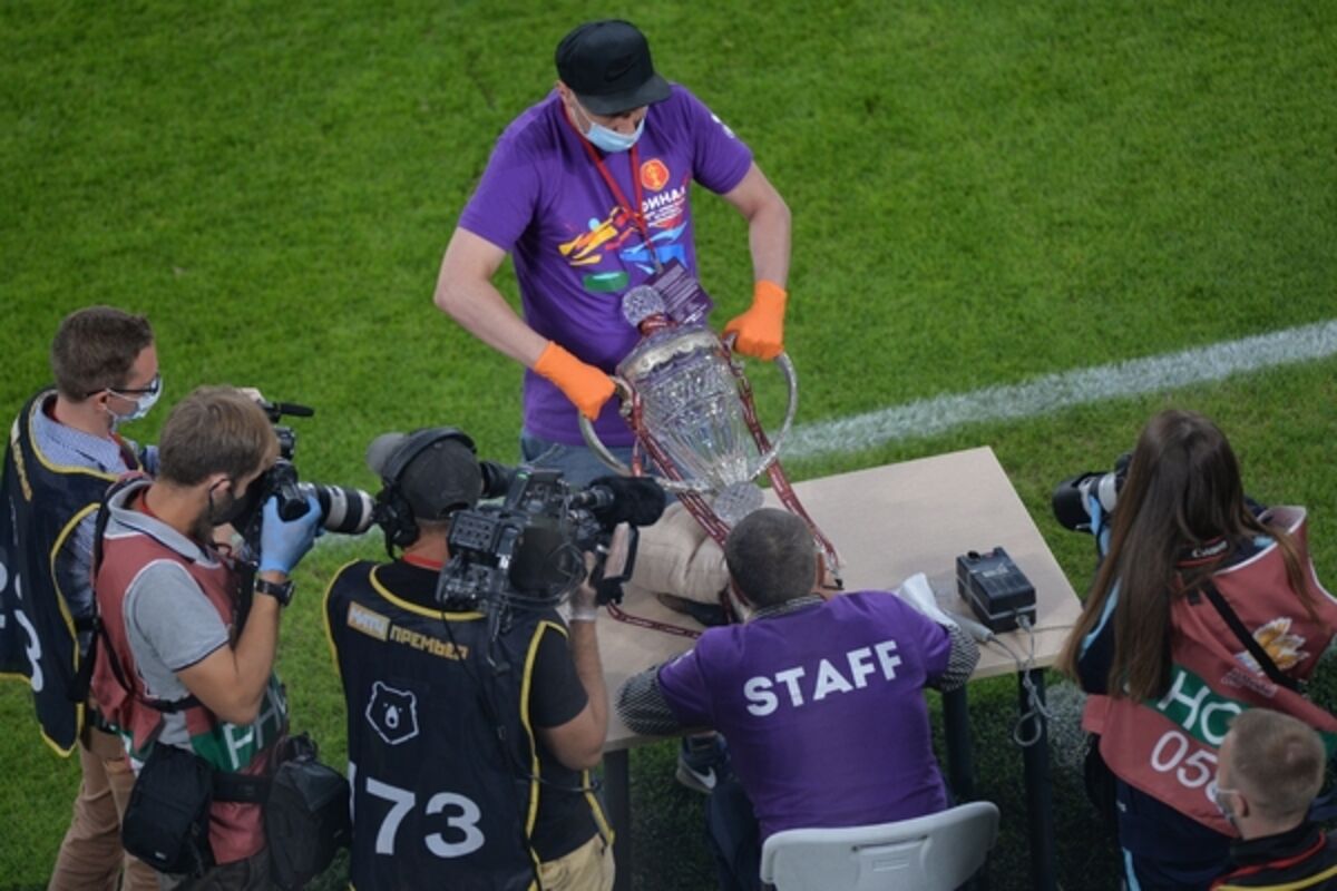 Футболисты Зенита разбили трофей, празднуя победу в Кубке России