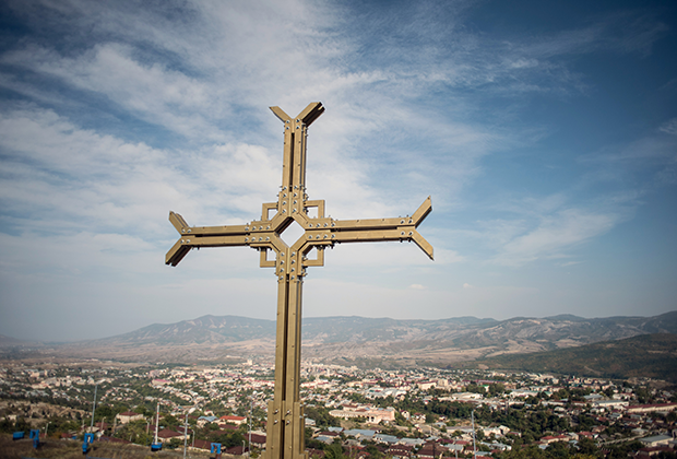 Крест над столицей Нагорного Карабаха — Степанакертом 