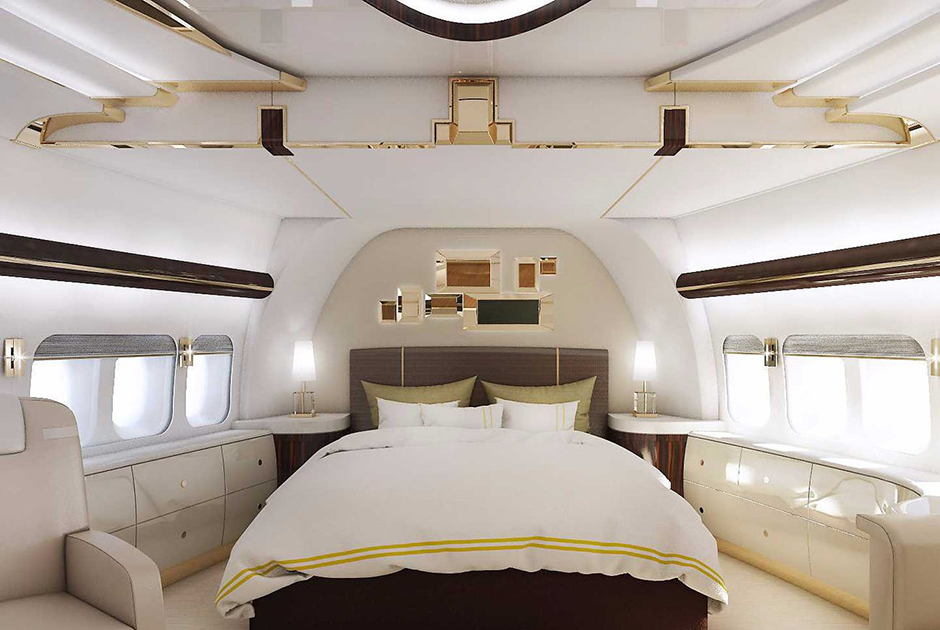 Для внутренней отделки Boeing 747-8 VIP использовались лучшие материалы, а во время полета владелец и его гости могут воспользоваться двумя комнатами отдыха, офисом, конференц-залом впечатляющих размеров, просторной столовой и уютной спальней.