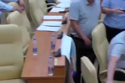 Драка российских депутатов из-за фото с подписью «голубки» попала на видео