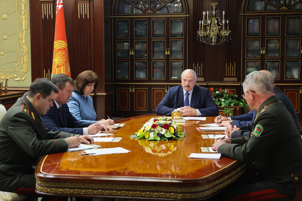 Президент Белоруссии Александр Лукашенко на срочном совещании с членами Совета безопасности Белоруссии