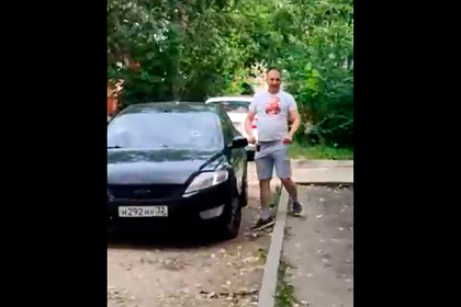 Россиянин с молотком ударил двух девушек, разбил автомобиль и попал на видео