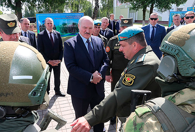 Александр Лукашенко посещает 5-ю отдельную бригаду специального назначения в Марьиной Горке