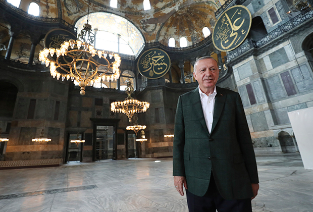 Эрдоган в соборе Святой Софии, превращенном в мечеть