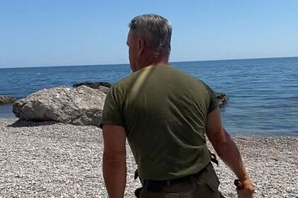 В Крыму охранник с плетью гонял отдыхающих на пляже