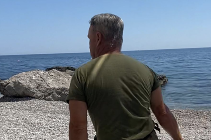 В Крыму охранник плетью выгонял туристов с сыном с берега