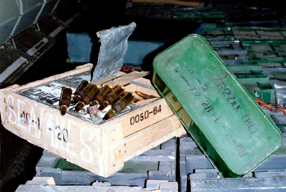 Ящики с боеприпасами в грузовом отсеке российского самолета Ил-76 на аэродроме в Кандагаре, Афганистан. Фото сделано 12 августа 1995 года