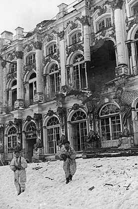 Советские солдаты перед Екатерининским дворцом, пострадавшем от немцев, январь 1944 год