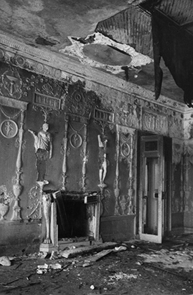 Интерьер Екатерининского дворца, пострадавший от немцев