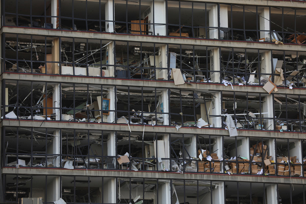 Разрушенный взрывом фасад здания в Бейруте