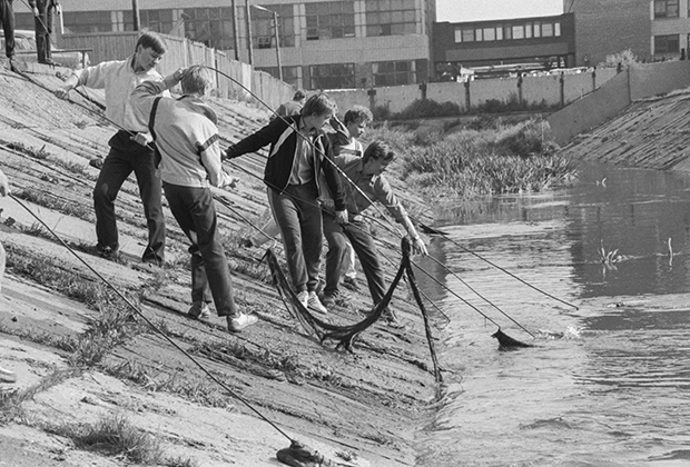 Учащиеся тульского СПТУ-9 на очистке реки Воронки. СССР, Тула, 1990 год 