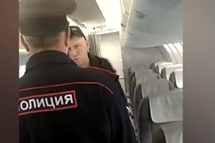 Полицейский отчитал закурившего в самолете в Анапу россиянина и попал на видео