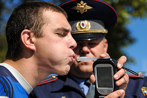 Слушая ваше дыхание Российские дороги хотят избавить от пьяных водителей. Помогут ли тут хитрые замки и запах перегара?