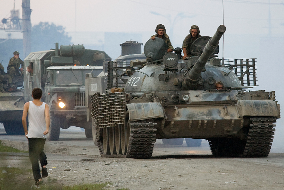 Российская военная техника проходит североосетинский поселок Алагир и движется в Южную Осетию