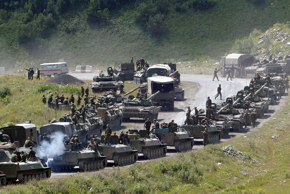 Колонна российской военной техники движется к Цхинвалу, 9 августа