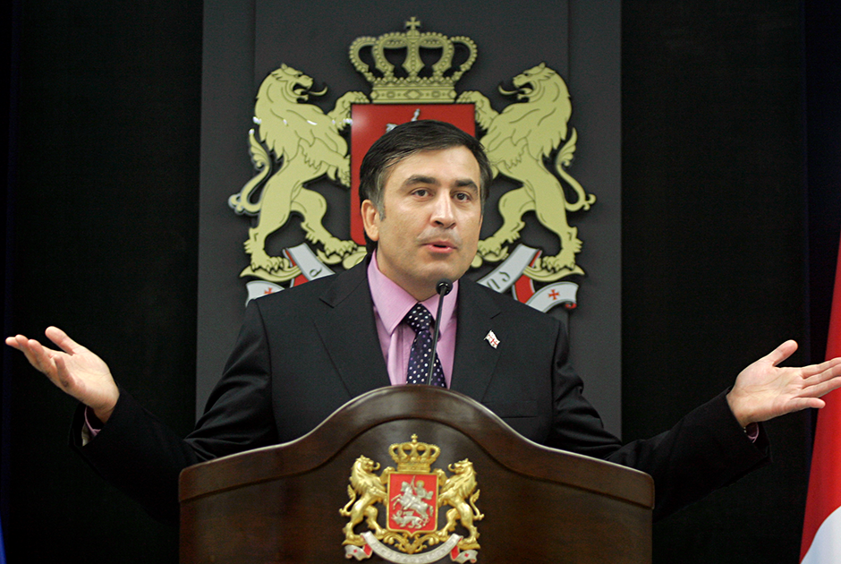Михаил Саакашвили, тогда еще президент Грузии, выступает с заявлением, что Россия начала войну с Грузией, и надеется на помощь США, 8 августа
