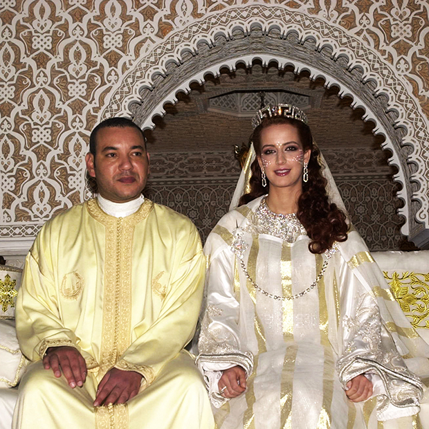 Король Марокко Мухаммед VI с женой принцессой Лаллой Сальмой в королевском дворце во время торжества по случаю их бракосочетания 
