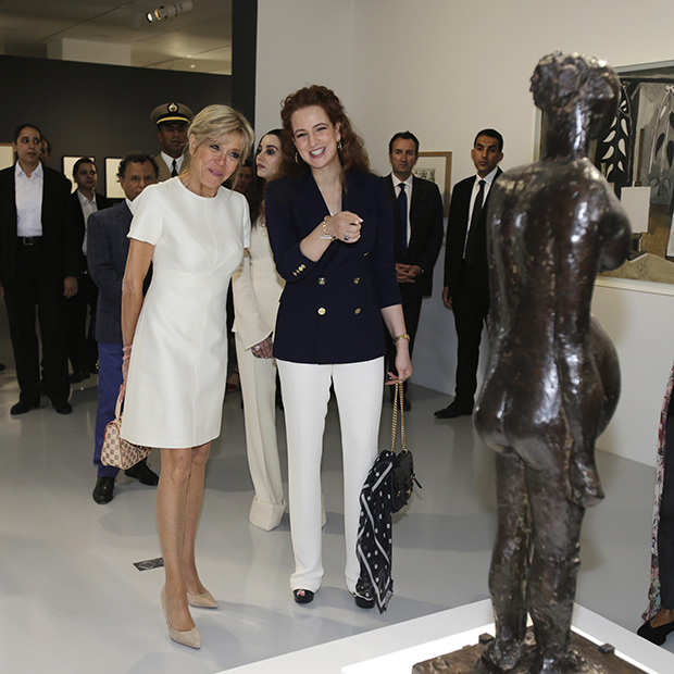 Лалла Сальма беседует с первой леди Франции Брижит Макрон во время посещения выставки Пикассо в Национальном музее современного искусства в Рабате, 2017 год