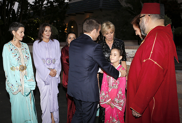 Дочь короля Мухаммеда VI принцесса Лалла Хадиджа и его супруга принцесса Лалла Сальма приветствуют впервые прибывших в Марокко президента Франции Эммануэля Макрона и его жену Брижит Макрон, 2017 год