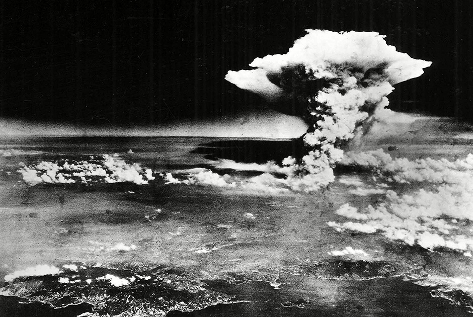 Облако от ядерного взрыва над Хиросимой