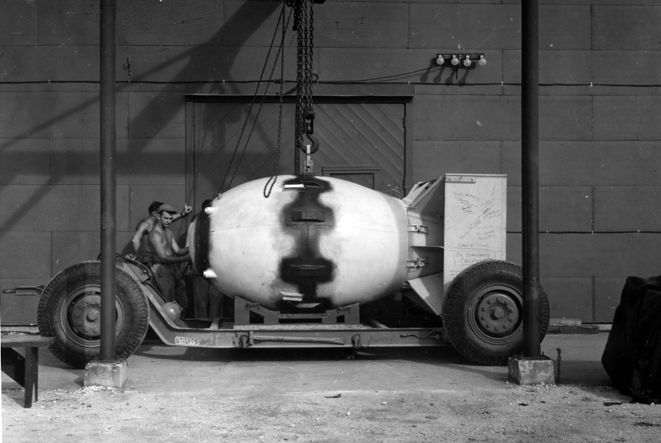 Ядерная бомба «Толстяк» возле ангара на базе Тиниан