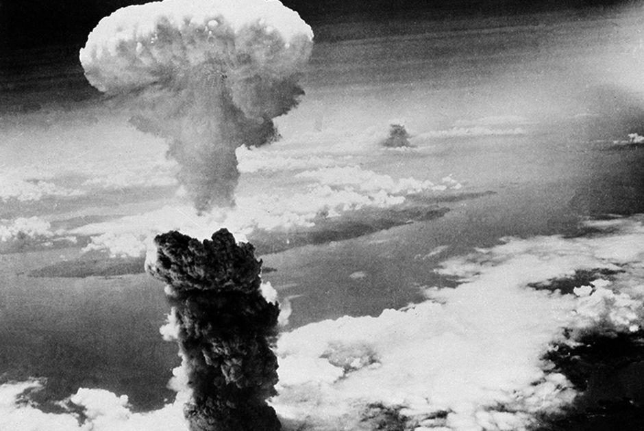 Момент взрыва бомбы в Нагасаки