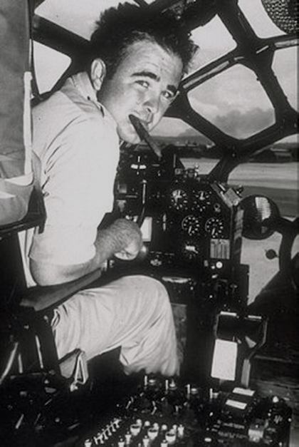 Американский майор Чарльз Суини командовал самолетом B-29, который сбросил бомбу на Нагасаки, а также пилотировал наблюдательный самолет во время налета на Хиросиму