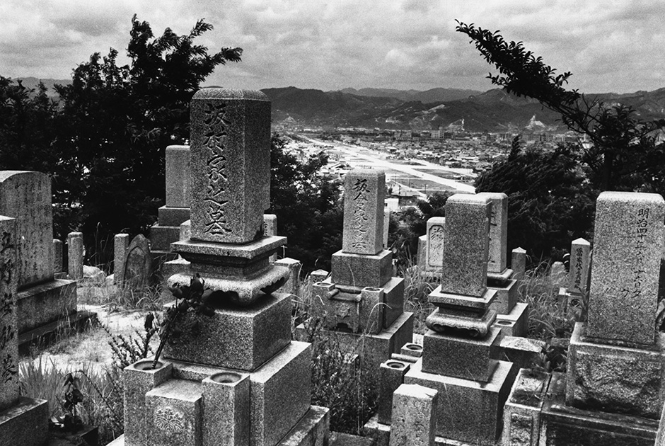 Кладбище в Хиросиме в августе 1955 года. Сам город фактически отстроен заново