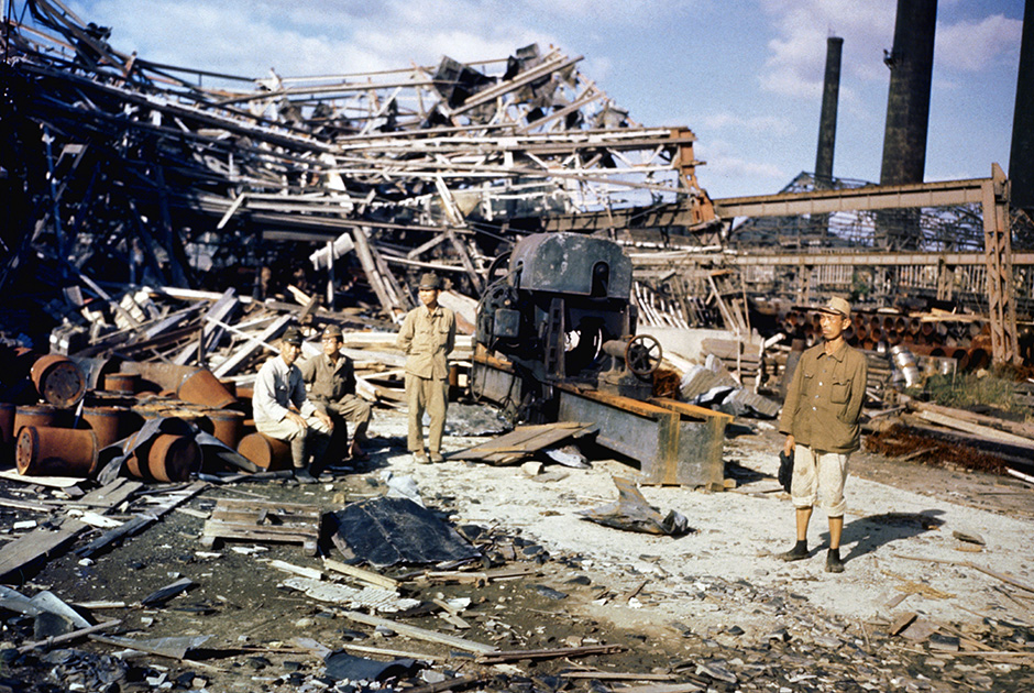 Солдаты на разборе завалов в Нагасаки