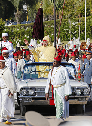 Мухаммед VI машет толпе из лимузина во время церемонии во дворце в Рабате, посвященной 15-летию его восшествия на престол