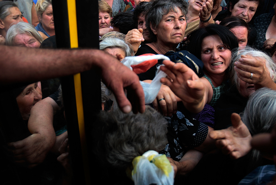 Бежавшие от боевых действий жители Грузии в Гори выстроились в очередь за гуманитарной помощью, 16 августа