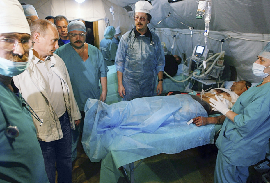 Премьер России Владимир Путин посетил палаточный госпиталь МЧС России в североосетинском Алагире, куда свозят раненых из Южной Осетии. 9 августа
